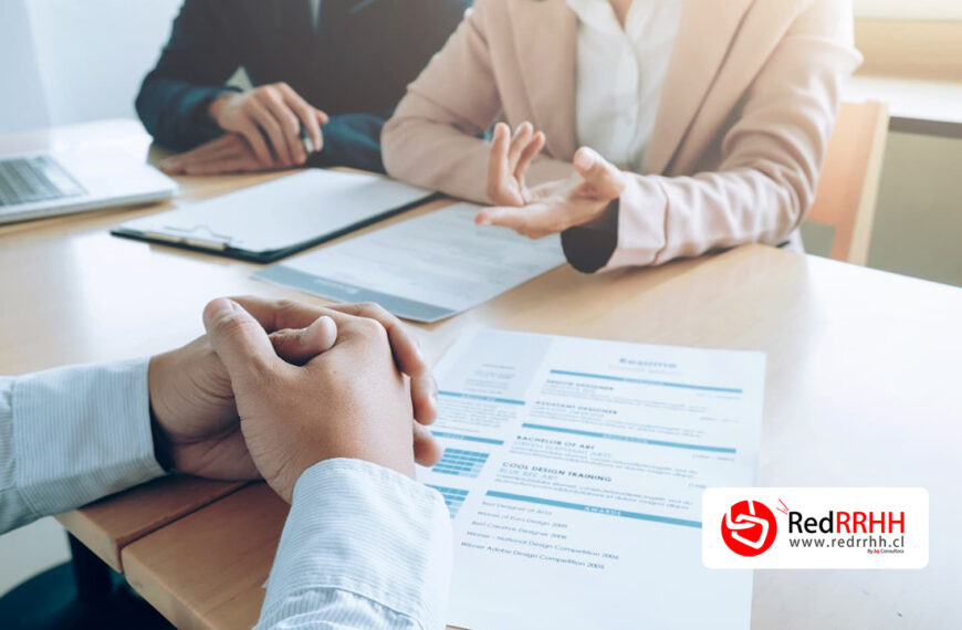 Realizar una búsqueda de empleo de manera organizada y estratégica aumenta considerablemente las posibilidades de encontrar un trabajo acorde a las habilidades, experiencia y expectativas profesionales de cada persona.